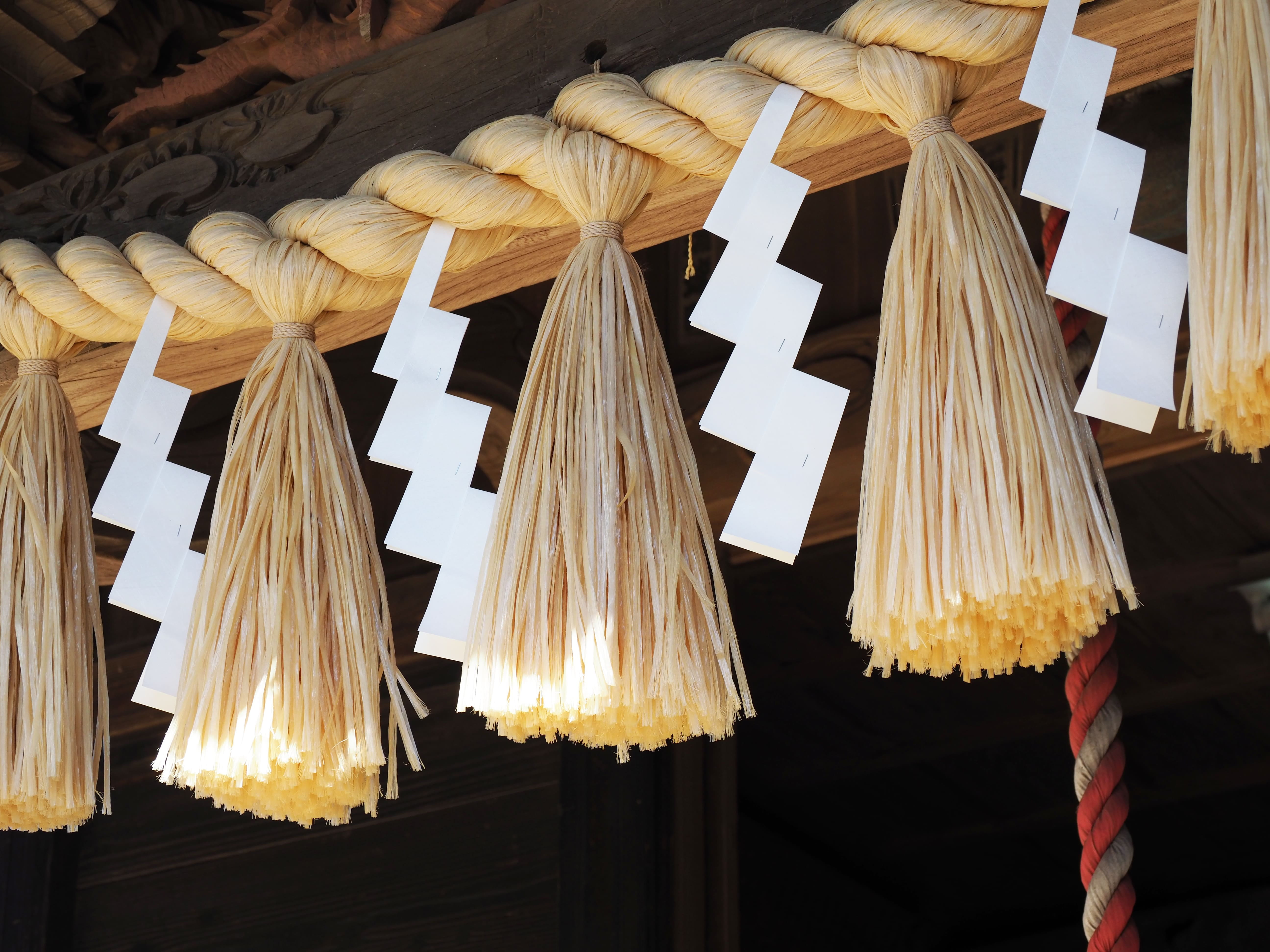 神社のしめ縄と紙垂が見える伝統文化スポット