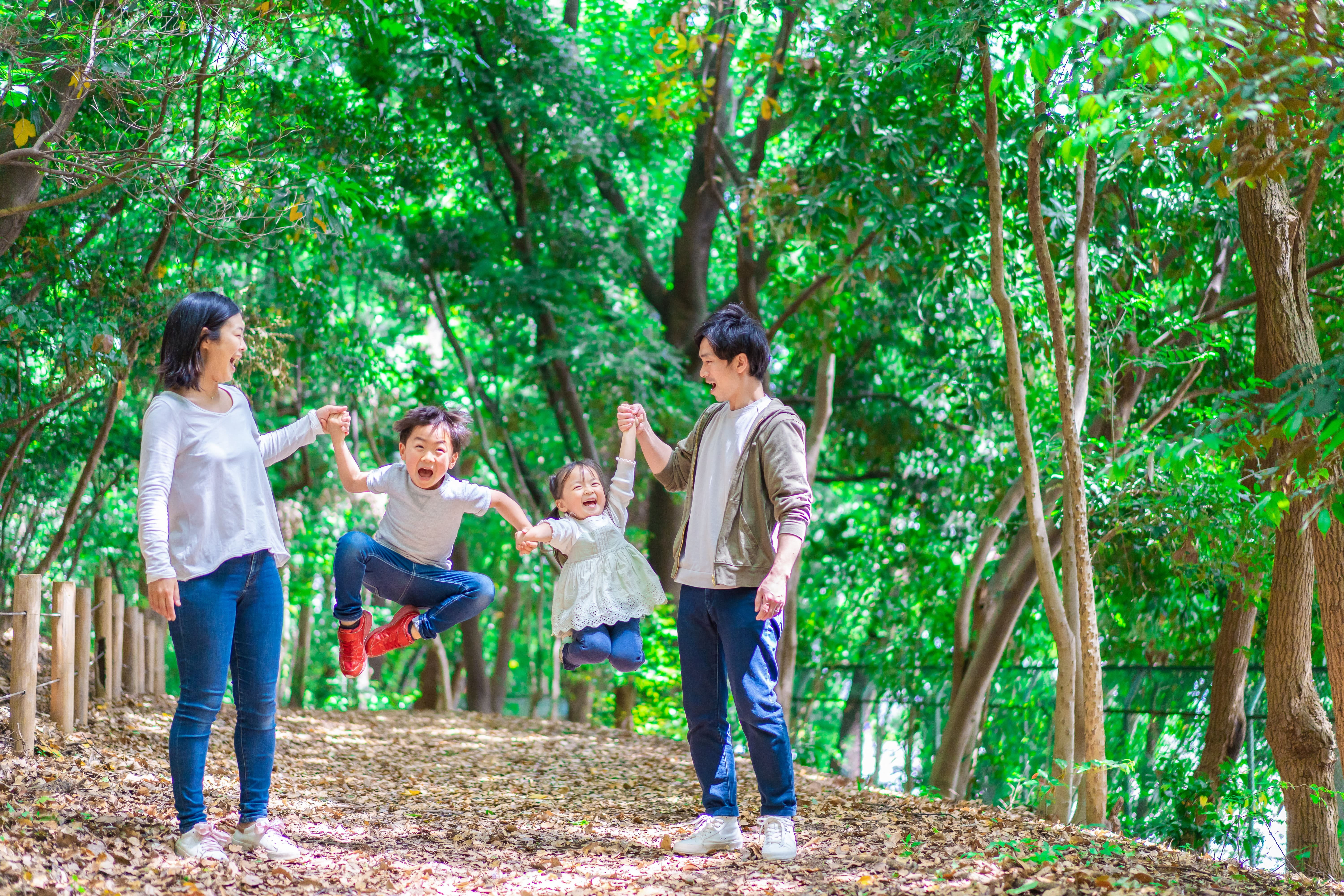 森の中で家族や友人とハイキングを楽しむ風景
