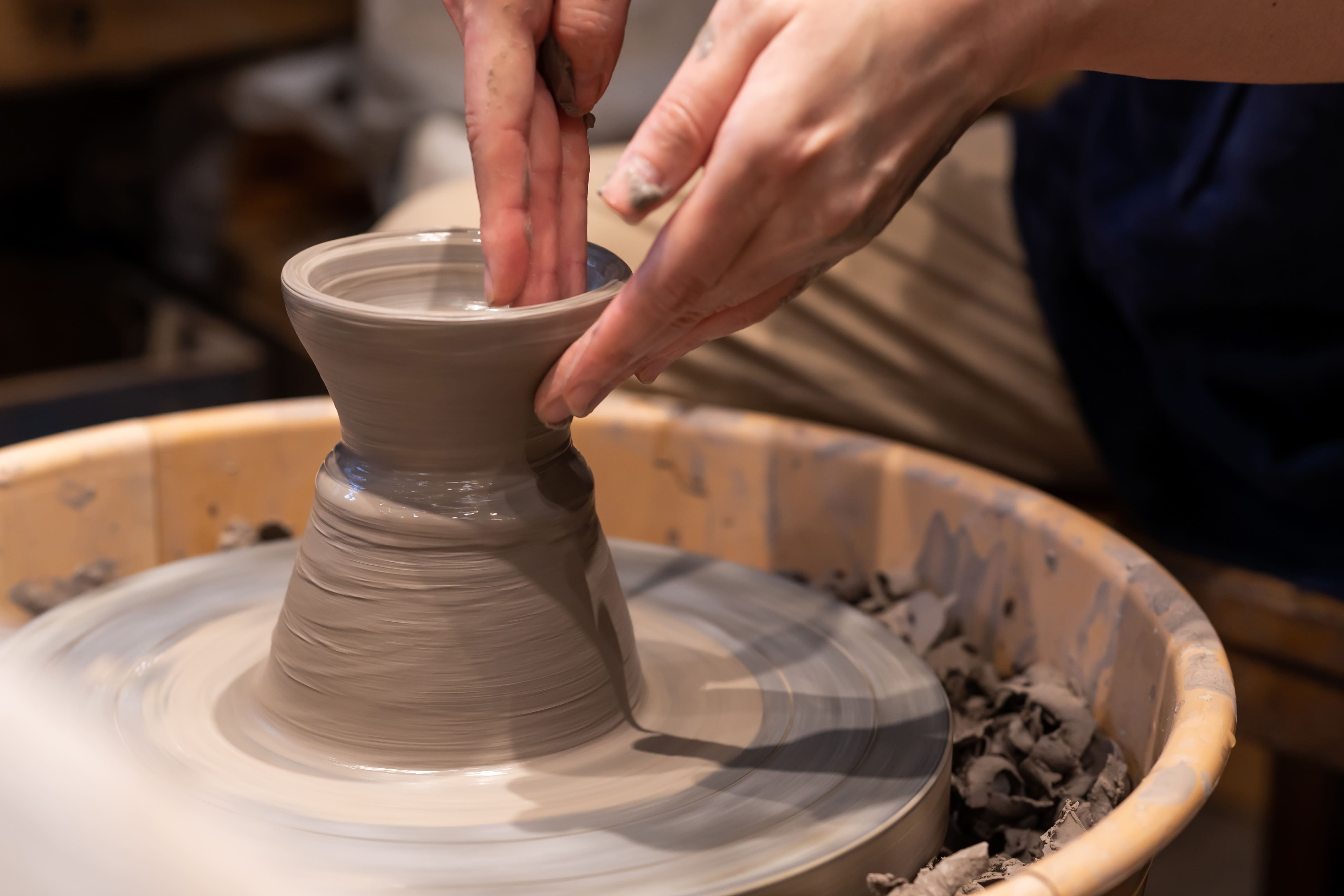 陶芸のろくろ体験で器を成形する手元