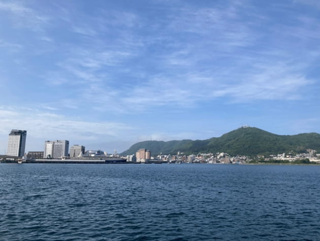 広島湾の景色と海沿いの街並み