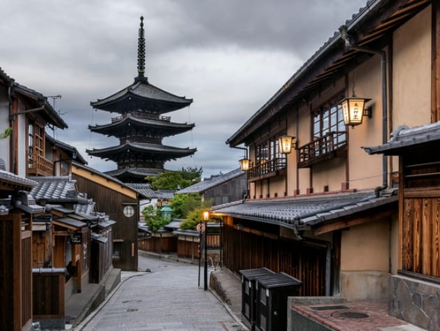 京都の五重塔と歴史ある街並み